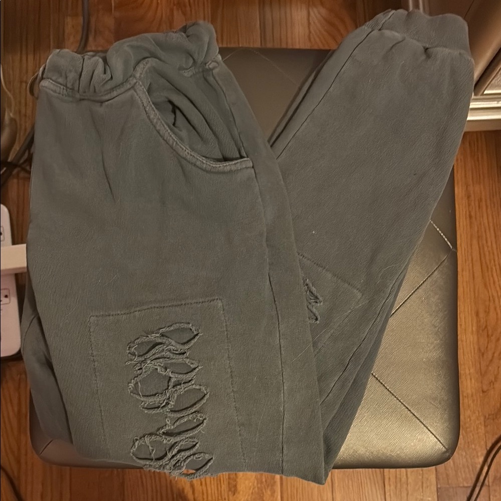 Woman’s Gray Distressed Pants